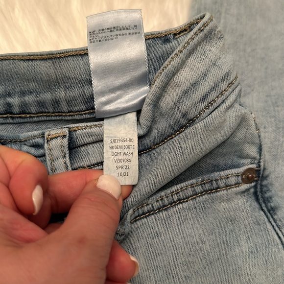 EUC BANANA REPUBLIC LIGHT WASH DEMI BOOT JEANS IN WOMEN’s  SIZE 24/00 PETITE - Picture 4 of 8